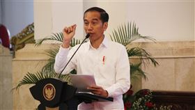 佐科威說印尼願助中國抗疫印尼總統佐科威與中國國家主席習近平在11日通電話，表示印尼相信中國有能力解決疫情，也願意幫助中國對抗疫情。圖為佐科威6日出席總統府的一項活動。中央社記者石秀娟雅加達攝  109年2月12日