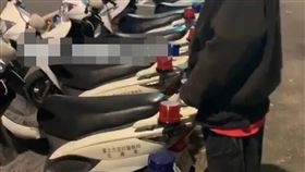 滑板酒吧陳姓員工在警用機車上撒尿（翻攝畫面）