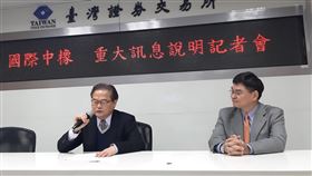 國際中橡說明客戶未依約支付權利金國際中橡總經理黃柏松（左）12日在台灣證券交易所重大訊息記者會說明，子公司擁有「治療龐貝氏症之方法」專利，卻面臨客戶不願按照合約支付歐洲專利權利金的困擾。中央社記者潘智義攝　109年2月12日