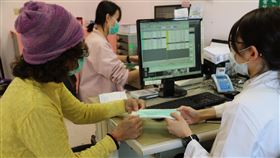 新北特殊就醫需求民眾　可向醫院索取口罩新北市衛生局12日表示，市長侯友宜日前向中央反映後，獲分配9萬7000多片口罩，已於11日配發給轄內醫院，讓有特殊就醫需求或經醫師評估因病況必須頻繁就醫的病患及住院陪病者（限1名）等民眾，可於就醫時主動向醫院索取口罩。（新北市衛生局提供）中央社記者黃旭昇新北市傳真　109年2月12日