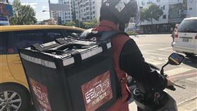 台灣基進推宅急罷　協助罷韓連署收件（2）台灣基進為方便無暇參與罷韓連署的上班族民眾，宣布即日起推出「宅急罷」服務，只要收集到10份就能聯繫專人收件；為確保收件人員安全，收件地點需約定於公共場合，例如捷運站、賣場或車站等公共場所。（台灣基進提供）中央社記者王淑芬傳真　109年2月12日