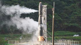 飛鼠一號未能成功發射（2）由晉陞太空科技打造的「飛鼠一號（HAPITH-I）」火箭原預定13日清晨6時至7時發射，數次測風向皆不利飛行，最後一度點火，但還是沒發射，過了7時中控中心宣布今天發射終止。中央社記者孫仲達攝  109年2月13日
