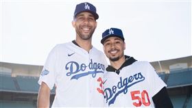 Mookie Betts和David Price穿上道奇球衣。（圖／翻攝自道奇推特）