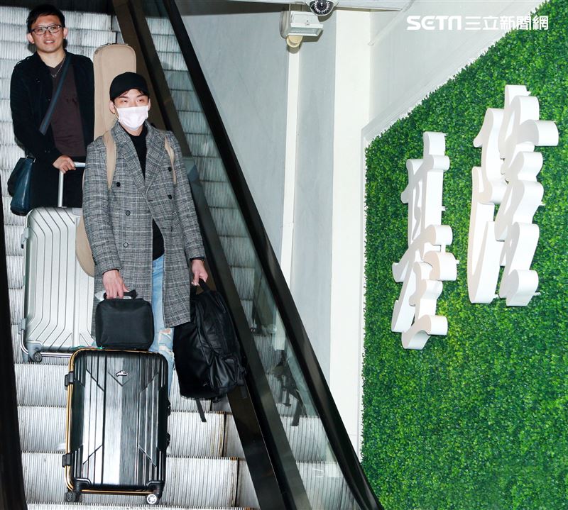 星光一班劉明峰在寶瓶星號郵輪駐唱，今早終於可以下船回家居家隔離，心裡百感交集。（記者邱榮吉/基隆港拍攝）