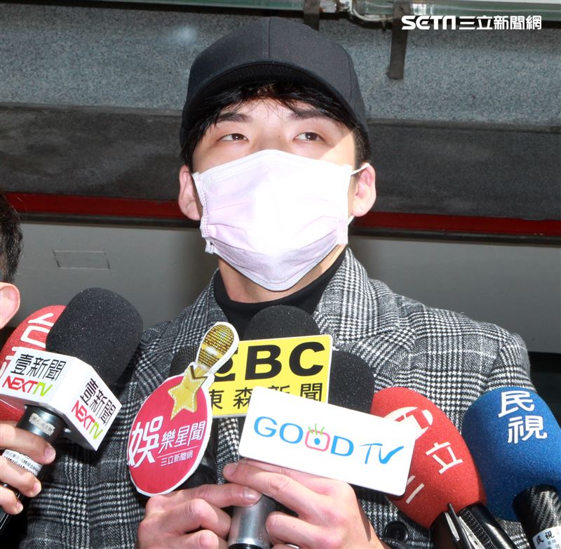 星光一班劉明峰在寶瓶星號郵輪駐唱，今早終於可以下船回家居家隔離，心裡百感交集。（記者邱榮吉/基隆港拍攝）