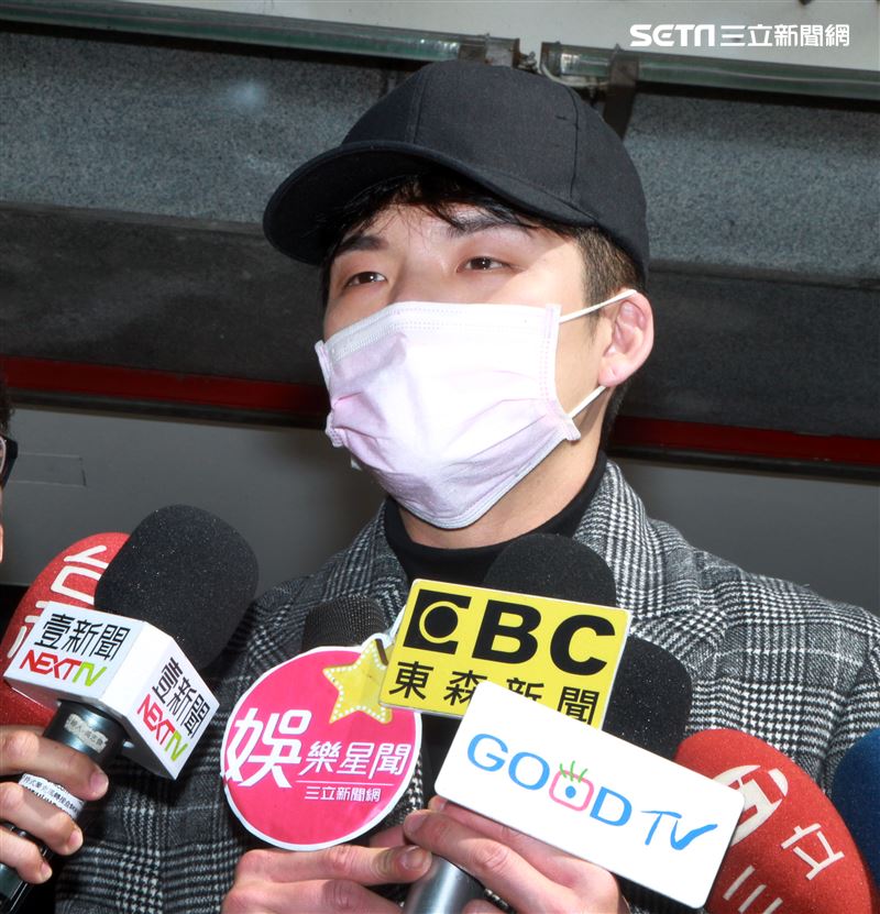 星光一班劉明峰在寶瓶星號郵輪駐唱，今早終於可以下船回家居家隔離，心裡百感交集。（記者邱榮吉/基隆港拍攝）