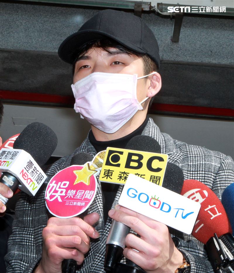 星光一班劉明峰在寶瓶星號郵輪駐唱，今早終於可以下船回家居家隔離，心裡百感交集。（記者邱榮吉/基隆港拍攝）