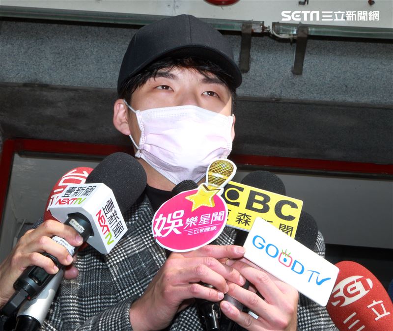 星光一班劉明峰在寶瓶星號郵輪駐唱，今早終於可以下船回家居家隔離，心裡百感交集。（記者邱榮吉/基隆港拍攝）