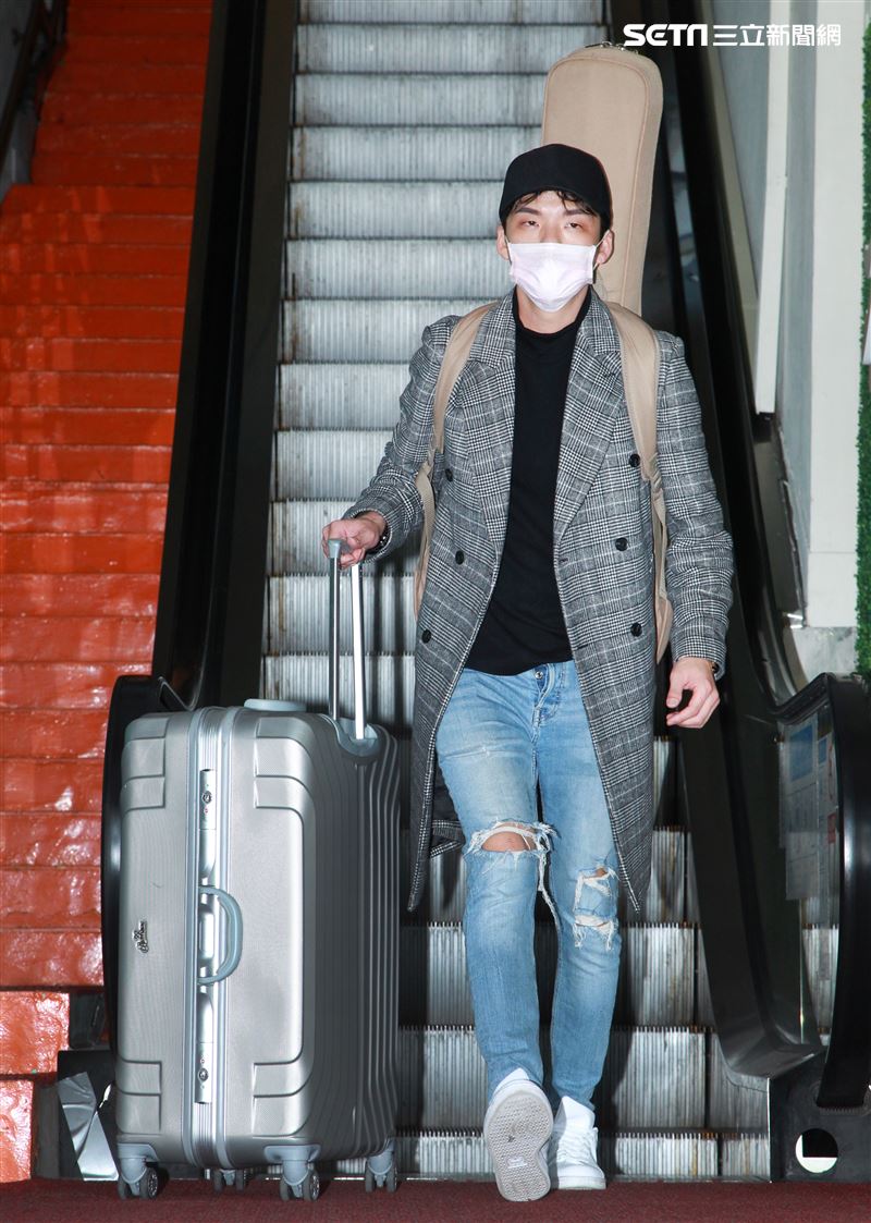 星光一班劉明峰在寶瓶星號郵輪駐唱，今早終於可以下船回家居家隔離，心裡百感交集。（記者邱榮吉/基隆港拍攝）