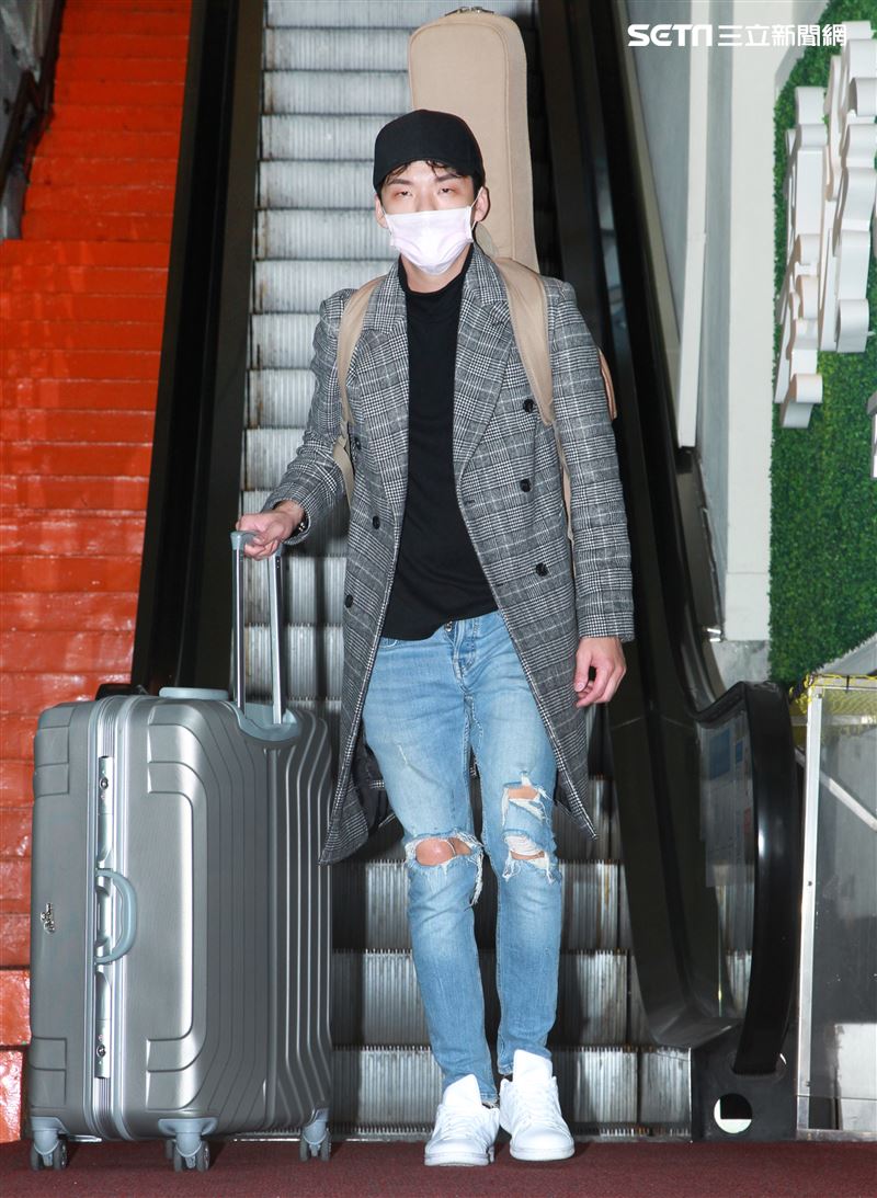 星光一班劉明峰在寶瓶星號郵輪駐唱，今早終於可以下船回家居家隔離，心裡百感交集。（記者邱榮吉/基隆港拍攝）