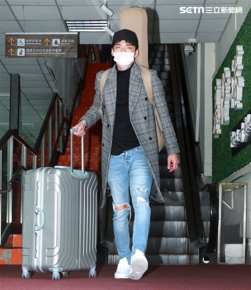 星光一班劉明峰在寶瓶星號郵輪駐唱，今早終於可以下船回家居家隔離，心裡百感交集。（記者邱榮吉/基隆港拍攝）