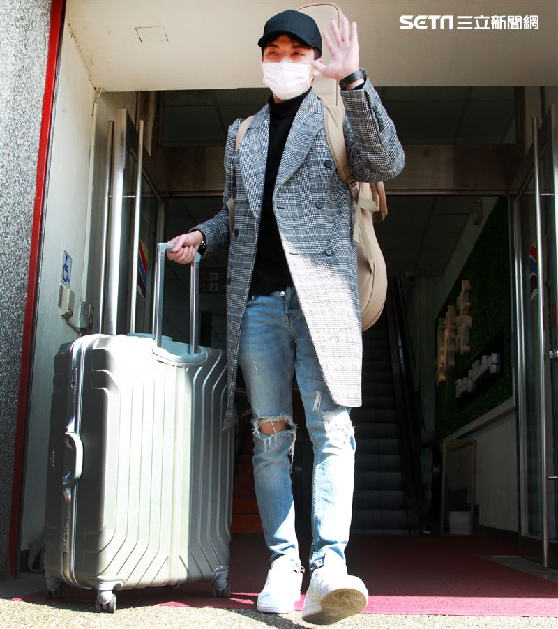 星光一班劉明峰在寶瓶星號郵輪駐唱，今早終於可以下船回家居家隔離，心裡百感交集。（記者邱榮吉/基隆港拍攝）