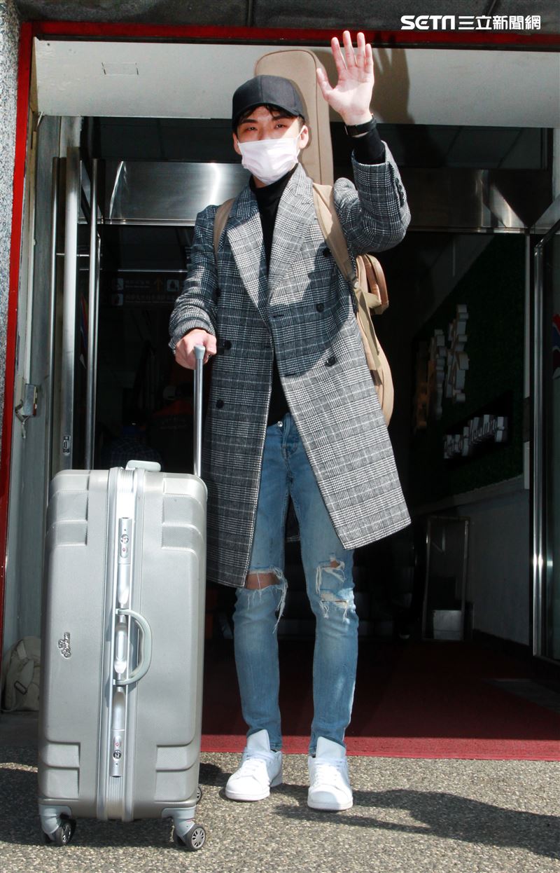 星光一班劉明峰在寶瓶星號郵輪駐唱，今早終於可以下船回家居家隔離，心裡百感交集。（記者邱榮吉/基隆港拍攝）