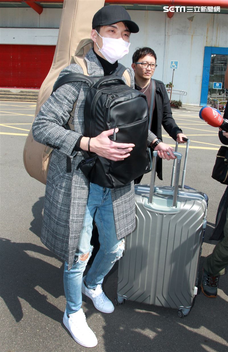 星光一班劉明峰在寶瓶星號郵輪駐唱，今早終於可以下船回家居家隔離，心裡百感交集。（記者邱榮吉/基隆港拍攝）