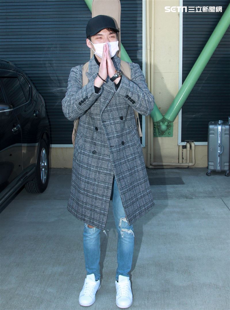 星光一班劉明峰在寶瓶星號郵輪駐唱，今早終於可以下船回家居家隔離，心裡百感交集。（記者邱榮吉/基隆港拍攝）