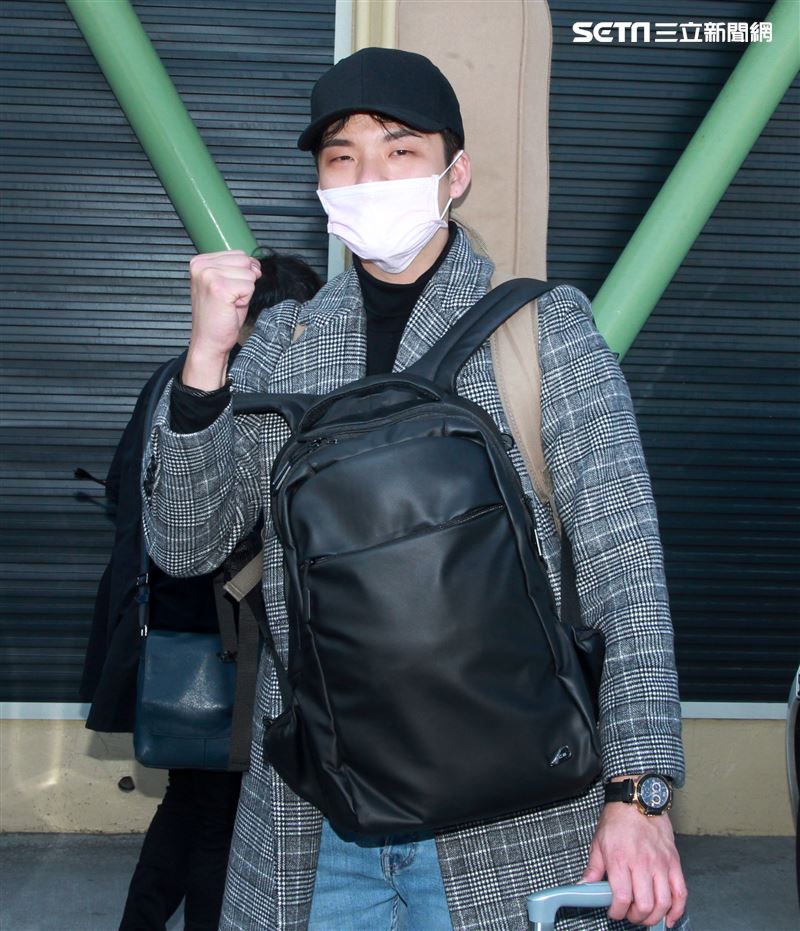 星光一班劉明峰在寶瓶星號郵輪駐唱，今早終於可以下船回家居家隔離，心裡百感交集。（記者邱榮吉/基隆港拍攝）