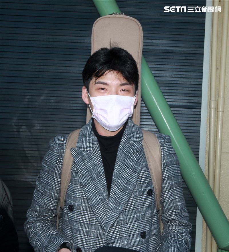 星光一班劉明峰在寶瓶星號郵輪駐唱，今早終於可以下船回家居家隔離，心裡百感交集。（記者邱榮吉/基隆港拍攝）