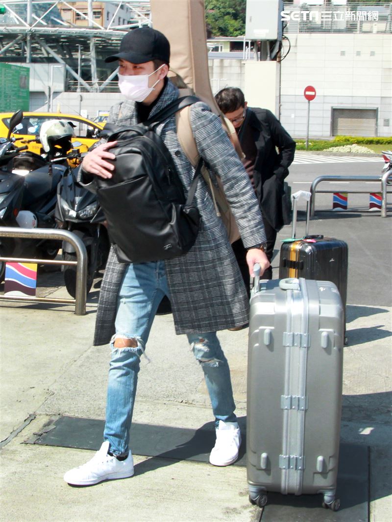 星光一班劉明峰在寶瓶星號郵輪駐唱，今早終於可以下船回家居家隔離，心裡百感交集。（記者邱榮吉/基隆港拍攝）