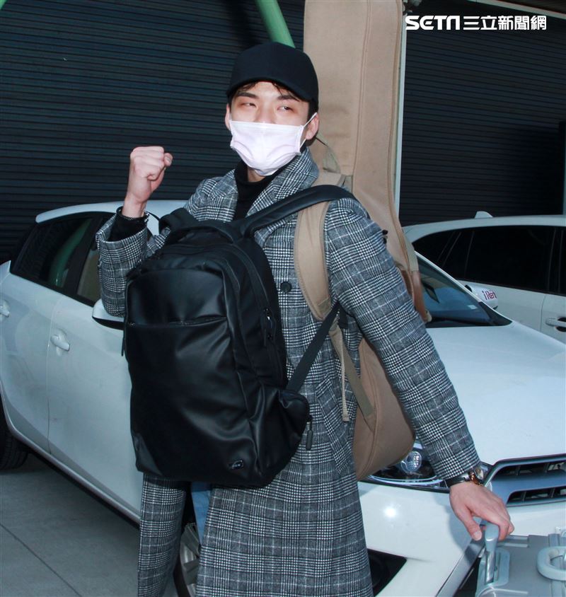 星光一班劉明峰在寶瓶星號郵輪駐唱，今早終於可以下船回家居家隔離，心裡百感交集。（記者邱榮吉/基隆港拍攝）