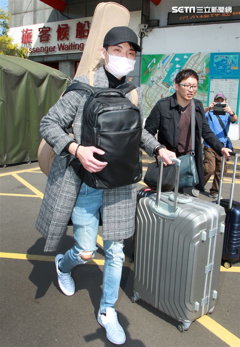 星光一班劉明峰在寶瓶星號郵輪駐唱，今早終於可以下船回家居家隔離，心裡百感交集。（記者邱榮吉/基隆港拍攝）