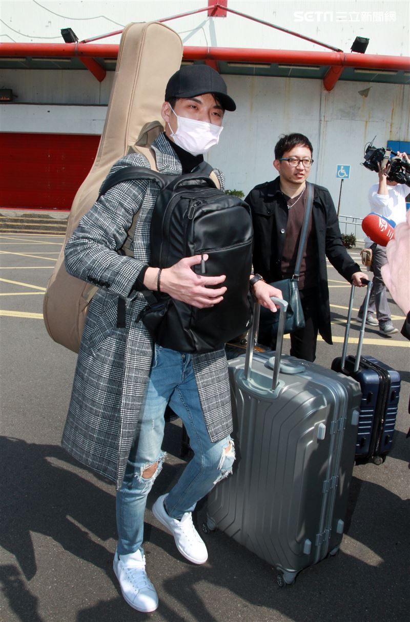 星光一班劉明峰在寶瓶星號郵輪駐唱，今早終於可以下船回家居家隔離，心裡百感交集。（記者邱榮吉/基隆港拍攝）