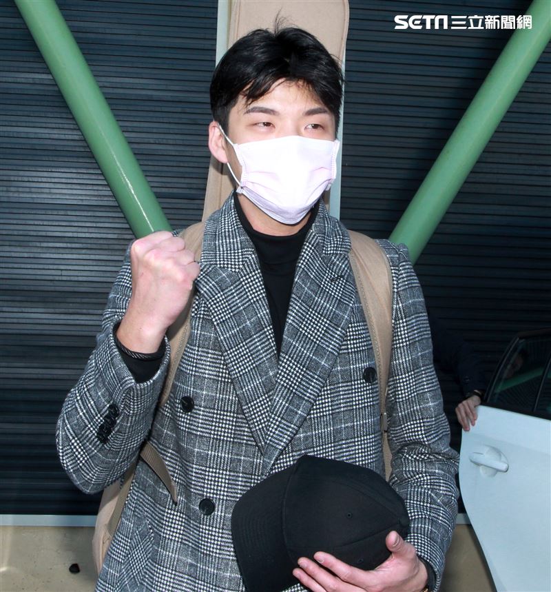 星光一班劉明峰在寶瓶星號郵輪駐唱，今早終於可以下船回家居家隔離，心裡百感交集。（記者邱榮吉/基隆港拍攝）