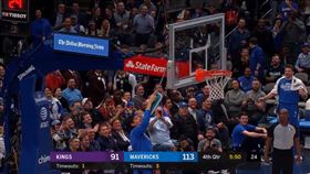 Boban Marjanovic以拖把輕鬆將球撥下來。（圖／翻攝自推特）