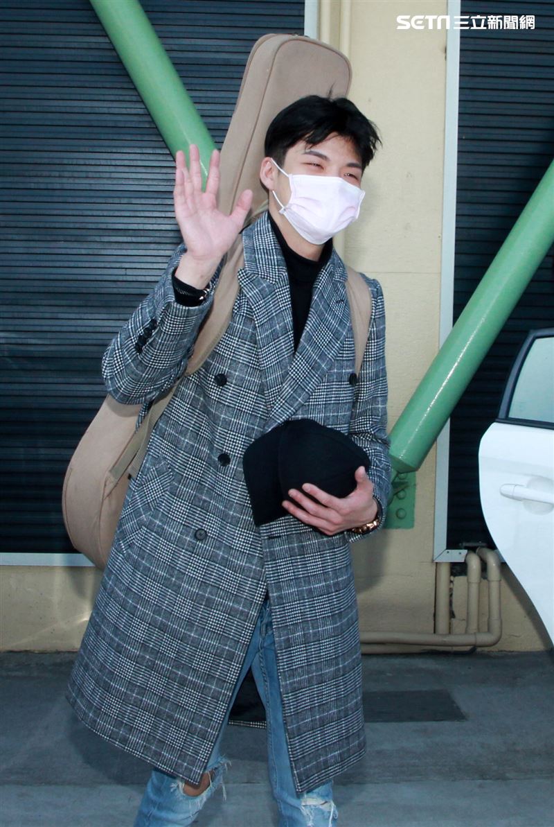 星光一班劉明峰在寶瓶星號郵輪駐唱，今早終於可以下船回家居家隔離，心裡百感交集。（記者邱榮吉/基隆港拍攝）