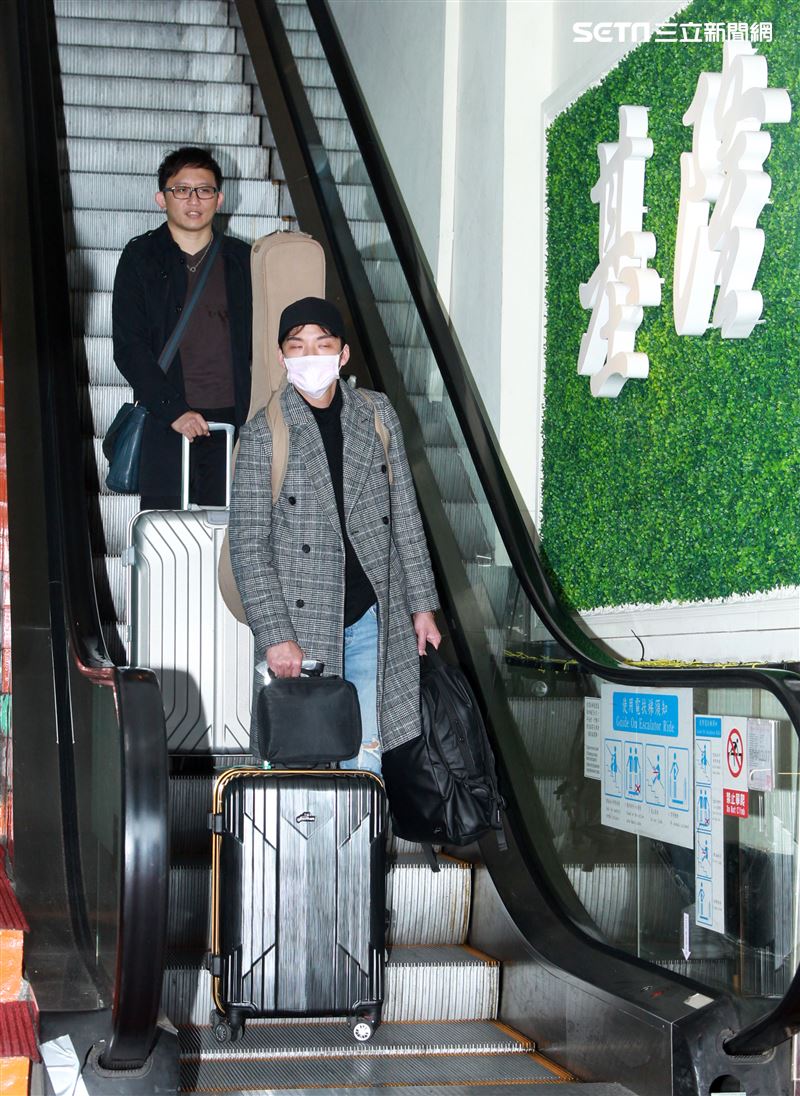 星光一班劉明峰在寶瓶星號郵輪駐唱，今早終於可以下船回家居家隔離，心裡百感交集。（記者邱榮吉/基隆港拍攝）