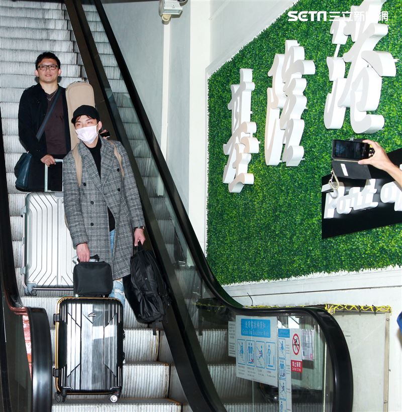 星光一班劉明峰在寶瓶星號郵輪駐唱，今早終於可以下船回家居家隔離，心裡百感交集。（記者邱榮吉/基隆港拍攝）