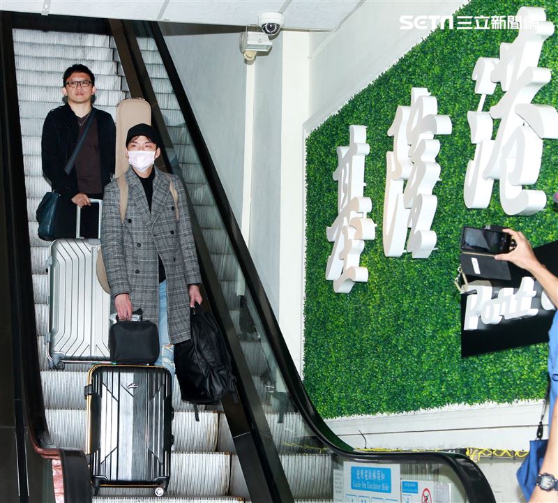 星光一班劉明峰在寶瓶星號郵輪駐唱，今早終於可以下船回家居家隔離，心裡百感交集。（記者邱榮吉/基隆港拍攝）