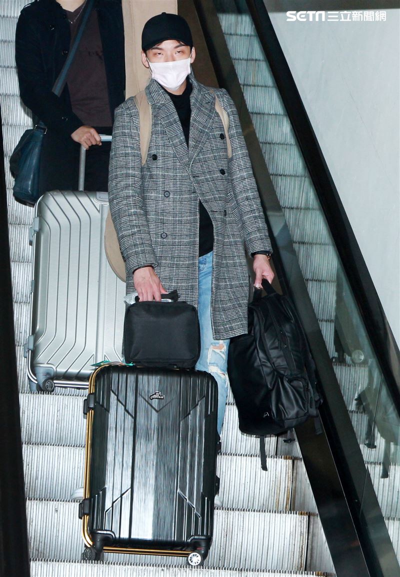 星光一班劉明峰在寶瓶星號郵輪駐唱，今早終於可以下船回家居家隔離，心裡百感交集。（記者邱榮吉/基隆港拍攝）