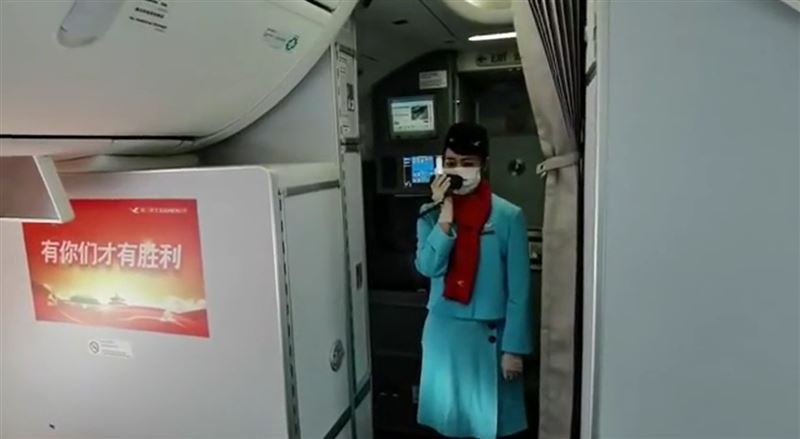 空姐哽咽致謝醫護喊：一定要凱旋歸來