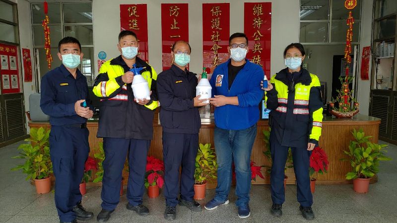 金門警友顧問團贈消毒液　護執勤安全