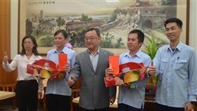 澎湖岸巡人員查獲漁船私運口罩  賴峰偉慰勉海巡署第七岸巡隊在馬公漁港查獲漁船私載口罩；澎湖縣長賴峰偉（中）13日在縣長室接見海巡署第13巡防區主任張尹俊（右）、第七岸巡隊副隊長鄭文豪（左2）和澎湖海巡隊副隊長陳富榮（右2）等人，給予嘉勉，並致贈獎金和水果。中央社  109年2月13日