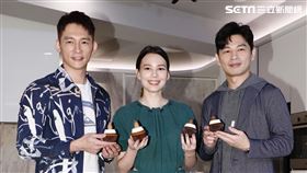 ▼▲（圖／記者林聖凱攝影）主持人阿KEN入行超過 17年，早在從5年前受訪，他就放話想要拍電影，近年來甚至這作品推掉了所有大量的主持節目與活動邀約，終於在努力之下，他的首部自拍自導自演的新作《練愛iNG》即將在白色情人節上映，適逢情人節前夕，他也與號稱是「自己分身」的溫昇豪，女主角紀培慧一同出席PK甜點記者會，有鑑於武漢疫情來襲，阿KEN也笑稱「各種情緒都有，但好不容易把東西做好，就面對他吧」。
