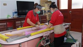 到宅沐浴服務失能者  家屬病患都輕鬆苗栗大千慈善事業基金會2016年起辦理苗栗首創到宅沐浴車服務，至今已行駛逾5萬公里，不是只幫個案洗澡，而是讓失能者和家屬滿足基本的需求。（大千醫院提供）中央社記者管瑞平傳真  109年2月13日