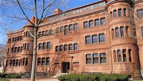 美國聯邦法律要求大多數的學院與大學，每年兩度通報超過25萬美元的外國贈禮與合約。美國教育部發現許多大學未通報來自中國與沙烏地阿拉伯等國至少65億美元的捐款，目前已對哈佛與耶魯大學展開調查。圖為哈佛大學塞維樓。（圖取自Pixabay圖庫）