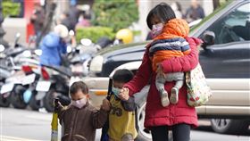 延後開學　防疫假是否給薪家長考量為防武漢肺炎蔓延，中央疫情指揮中心宣布延後開學，勞動部祭出防疫照顧假，但是否給薪由公司決定，不少家長因此多了些考量。中央社記者徐肇昌攝　109年2月4日
