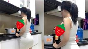 正妹下廚露「東西半球」。（圖／翻攝自爆廢公社）