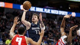 ▲東契奇（Luka Doncic）溜手卻投進2分。（圖／美聯社／達志影像）
