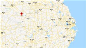 為遏止武漢肺炎疫情擴散，中國大陸湖北省十堰市張灣區（紅點處）從12日午夜起實施「戰時管制」，所有樓棟一律實施全封閉管理，非必要人員不得出入，居民物資由政府配送。（圖取自Google地圖網頁google.com/maps）