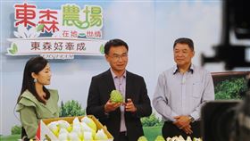 陳吉仲上電視購物台推銷鳳梨釋迦（2）台灣農產品出口受武漢肺炎疫情影響，農委會主委陳吉仲（中）為了推銷國內農產品，13日親自上電視購物台推銷台東的鳳梨釋迦，並呼籲民眾多多選購國內優質農產。中央社記者王騰毅攝  109年2月13日