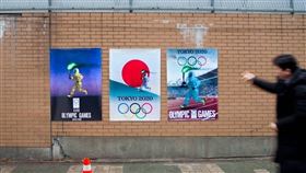 ▲南韓民間團體VANK製作穿防護衣傳奧運聖火海報，嘲諷東京奧運。（圖／翻攝自vankprkorea臉書）