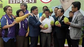 小英之友會商談台東釋迦團購事宜全國小英之友會總會長顏志發（前右2）、台東小英之友會長簡維國（左3）、行政院東部辦公室副執行長洪宗楷（前右）等人，13日在立委劉櫂豪（左4）台東服務處與台東釋迦農見面，商談團購事宜。中央社記者盧太城台東攝　109年2月13日