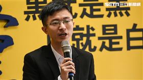 新黨召開「以『國安』之名行『鎖島』之實？」記者會，侯漢廷發言。 資料罩