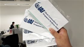 新加坡航空展 軍工業者送口罩成搶手紀念品新加坡航空展受武漢肺炎影響規模縮水，仍展示最新軍火與航太科技。參展業者提供軍火月曆等文宣留存紀念，其中，以色列航太公司贈送以公司標章包裝的口罩成最搶手紀念品。中央社記者黃自強新加坡攝　109年2月13日