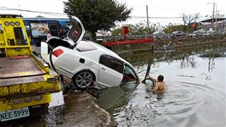 駕老闆千萬賓利載人　他熄菸墜烏鰡池