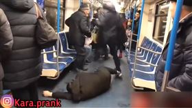 俄羅斯莫斯科卻有名男子趁機惡作劇，在搭地鐵時突然倒地抽搐，一旁的同伴接著大喊「他有新型冠狀病毒」，嚇得乘客立刻起身逃出車廂；而這名惡作劇的男子隨即被警方尋獲並拘留30日，恐面臨5年有期徒刑。（圖／翻攝自YouTube）