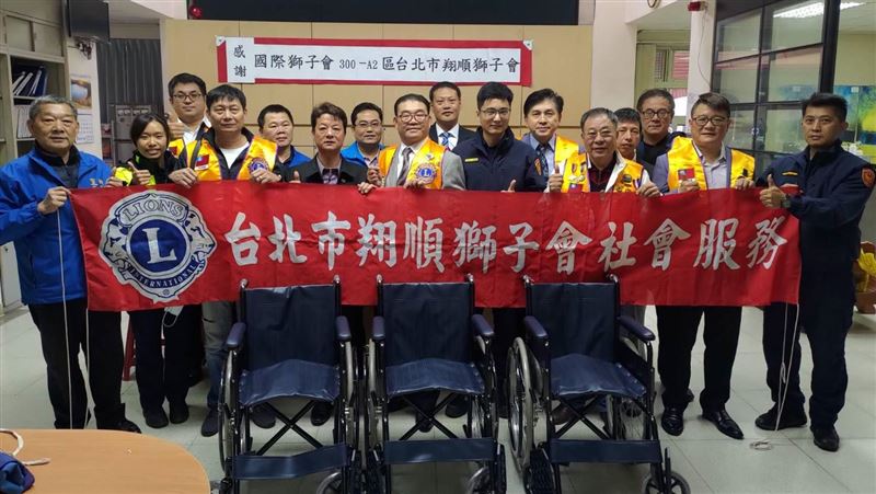 淡水警媒合獅子會　暖捐輪椅扶助弱勢
